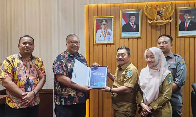 Jasa Raharja Kepri Serahkan Buku Action Plan SWDKLLJ 2024 ke Bapenda untuk Perkuat Sinergi Pelayanan Publik