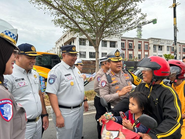 Aksi Simpatik Ops Keselamatan Seligi 2026, Ditlantas Polda Kepri dan PT Jasa Raharja Bagikan Helm di Simpang Kara Batam Kota